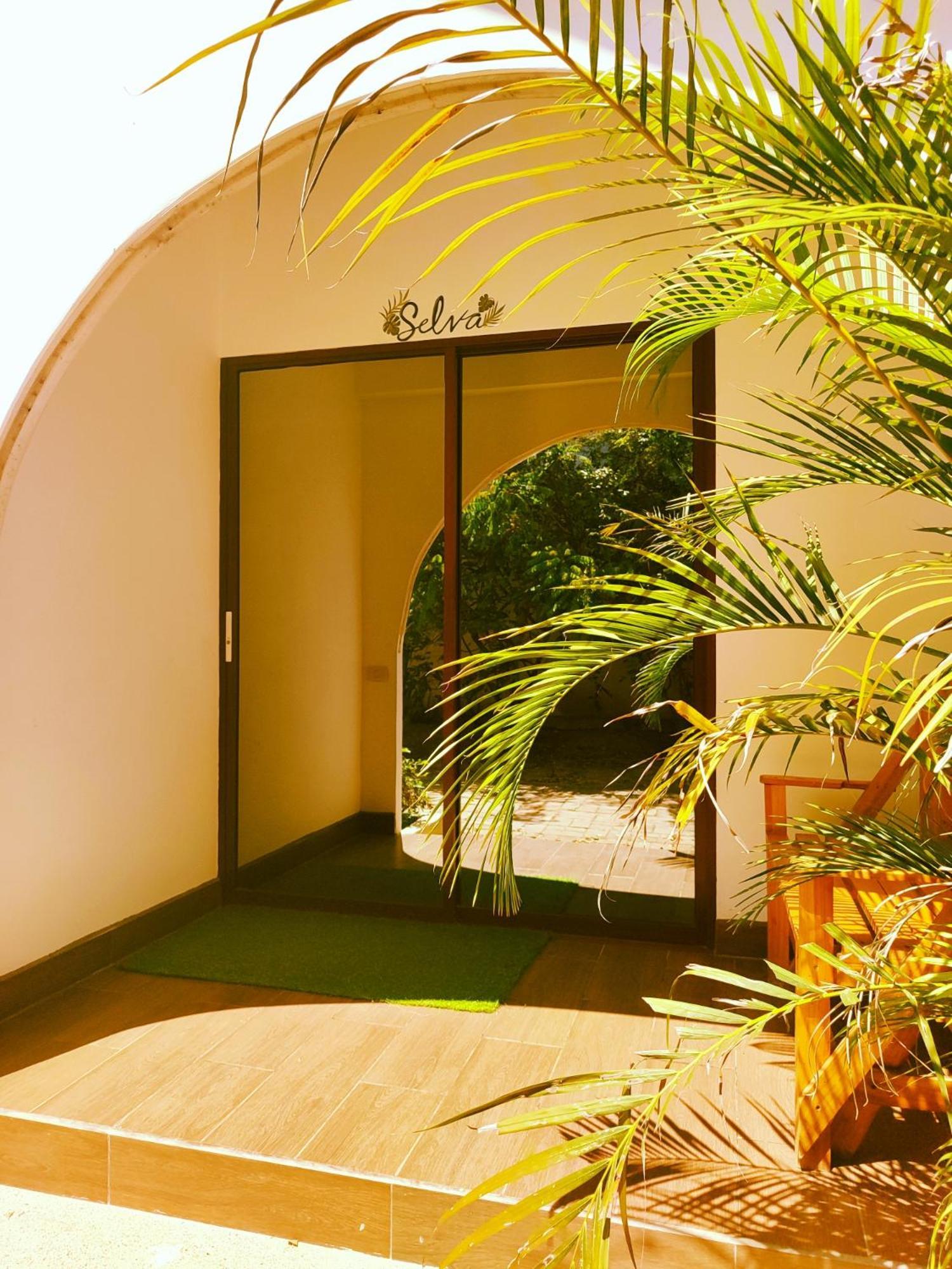 ホテル Cafe Madame Puerto López エクステリア 写真