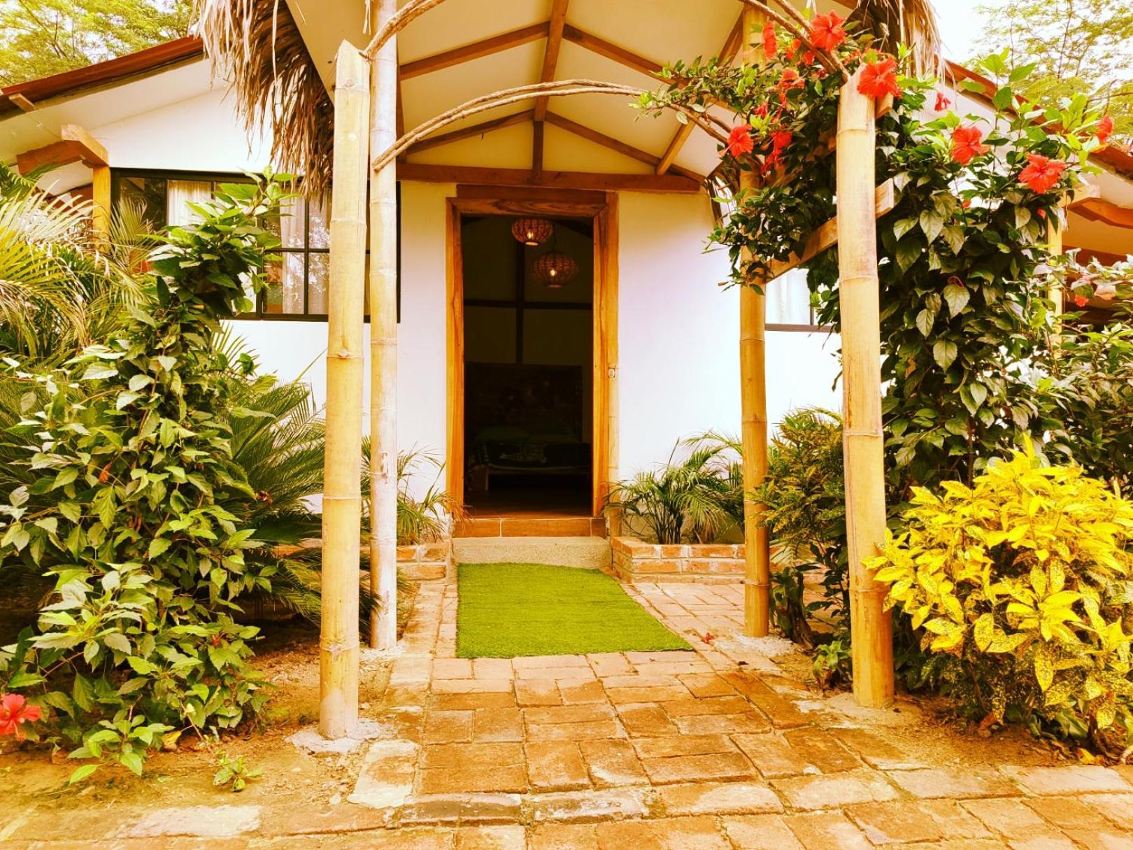 ホテル Cafe Madame Puerto López エクステリア 写真
